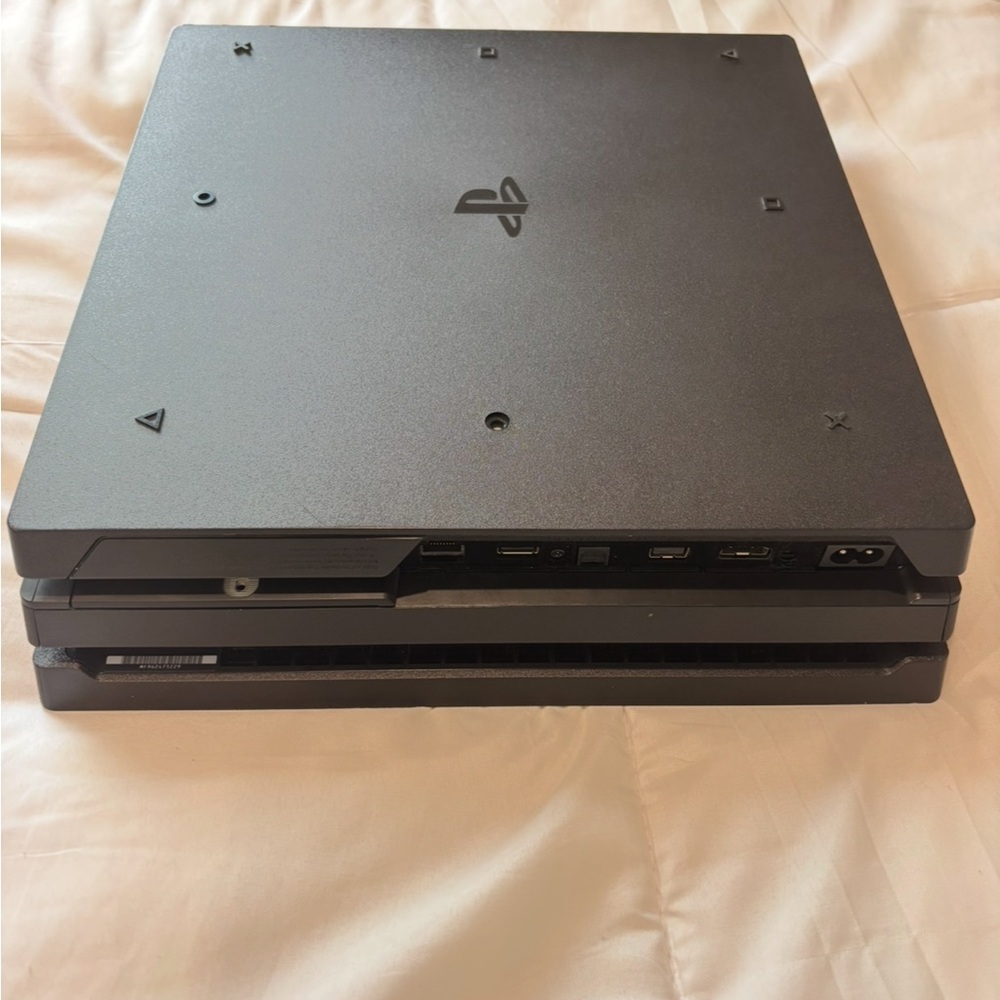 PLAYSTATION 4 PRO (1TB) - Picture 2 of 4
